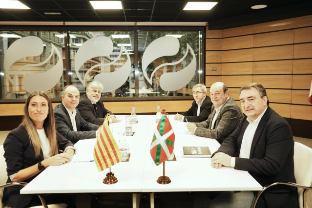 Delegaciones del PNV y de Junts, encabezadas por Andoni Ortuzar y Jordi Turull,respectivamente, se reúnen en la sede de Sabin Etxea de Bilbao