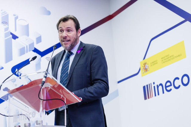 El ministro de Transportes y Movilidad Sostenible, Óscar Puente, preside el acto de firma de la ampliación del Programa Horizonte de la ingeniería pública Ineco contra la violencia de género, en la sede de la empresa, a 24 de noviembre de 2023.