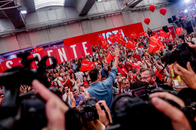Archivo - El presidente del Gobierno y candidato a la reelección por el PSOE, Pedro Sánchez, durante el acto de cierre de campaña del PSOE, en el polideportivo La Alhóndiga, 21 de julio de 2023, en Getafe, Madrid (España).