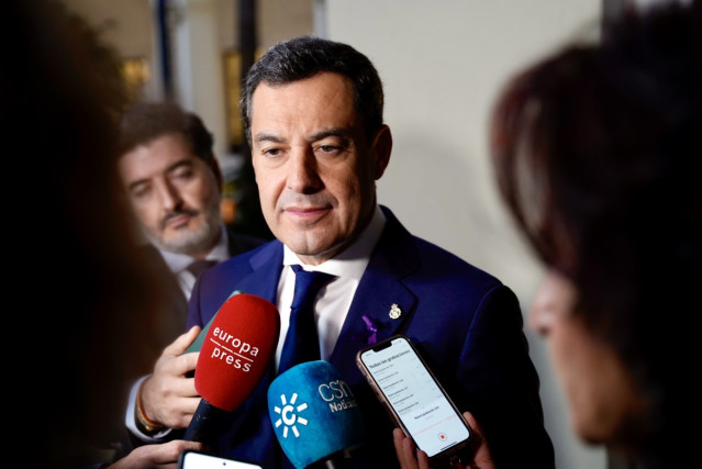 El presidente de la Junta de Andalucía, Juanma Moreno, atiende a los medios.