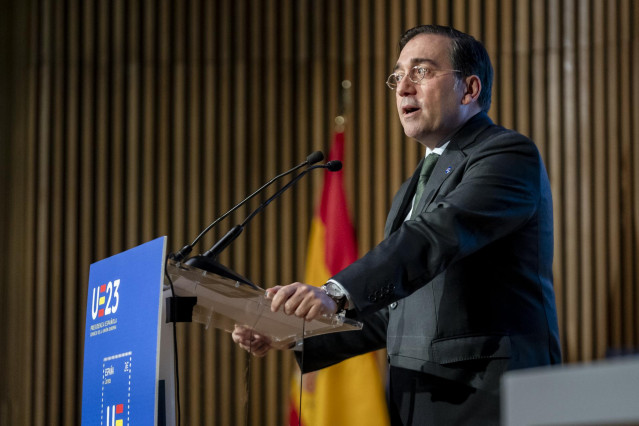 El ministro de Asuntos Exteriores, Unión Europea y Cooperación, José Manuel Albares, presenta el sello de correos UE 2023, en el Palacio Marqués de Salamanca, a 23 de noviembre de 2023, en Madrid (España).