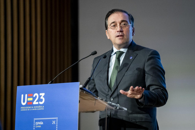 El ministro de Asuntos Exteriores, Unión Europea y Cooperación, José Manuel Albares, presenta el sello de correos UE 2023, en el Palacio Marqués de Salamanca, a 23 de noviembre de 2023, en Madrid (España).
