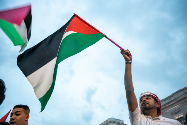 Archivo - Un hombre con una bandera de Palestina durante una manifestación en apoyo al pueblo palestino, desde la Puerta del Sol, a 15 de octubre de 2023, en Madrid (España).