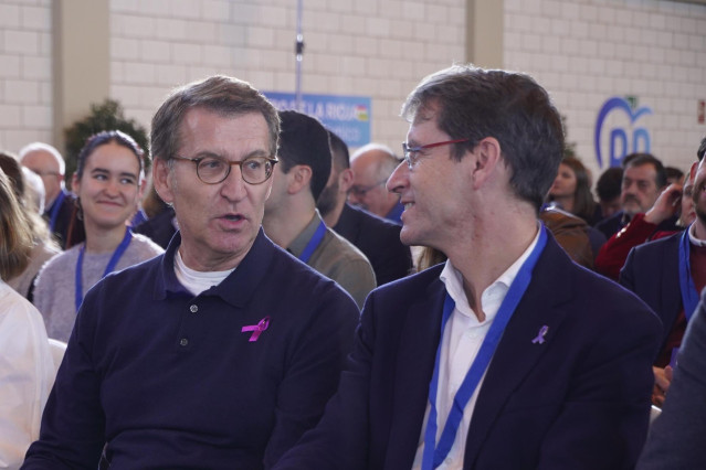 El presidente del PP, Alberto Ñúñez Feijóo, y el presidente del PP y del Gobierno riojano, Gonzalo Capellán,en la clausura del XVII Comité Autonómico del PP de La Rioja