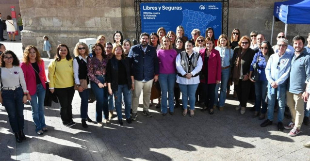 El presidente del Partido Popular de la Región de Murcia, Fernando López Miras, en la carpa instalada por el PP en la plaza de Santo Domingo