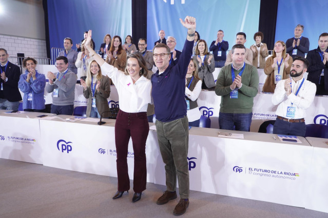 La secretaria general del PP, Cuca Gamarra, y el presidente del Partido Popular, Alberto Núñez Feijóo, durante el Congreso Autonómico del PP, en el Recinto Ferial, a 25 de noviembre de 2023, en Albelda de Iregua, La Rioja (España).