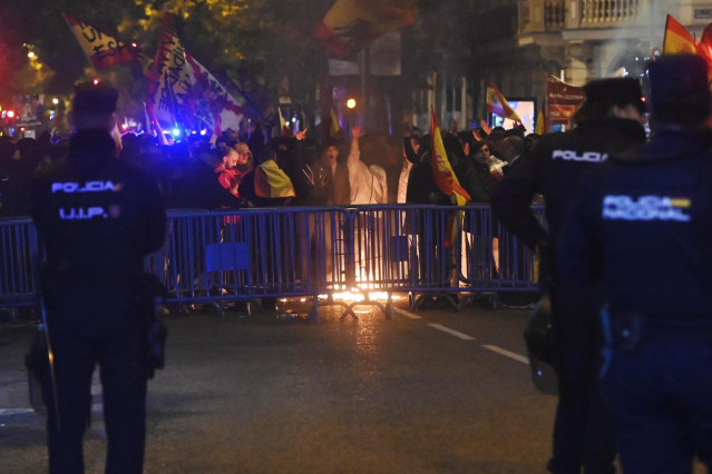 Varias personas queman una bandera estelada, durante la protesta convocada por el sindicato de Vox, en la calle Ferraz de Madrid, a 24 de noviembre de 2023, en Madrid (España).