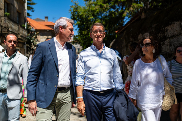 Archivo - El líder del Partido Popular, Alberto Núñez Feijóo (2d), y el presidente de la Xunta de Galicia, Alfonso Rueda (2i), durante la Festa do Albariño, a 6 de agosto de 2023,  en Cambados, Pontevedra, Galicia (España). La fiesta del albariño es la fi