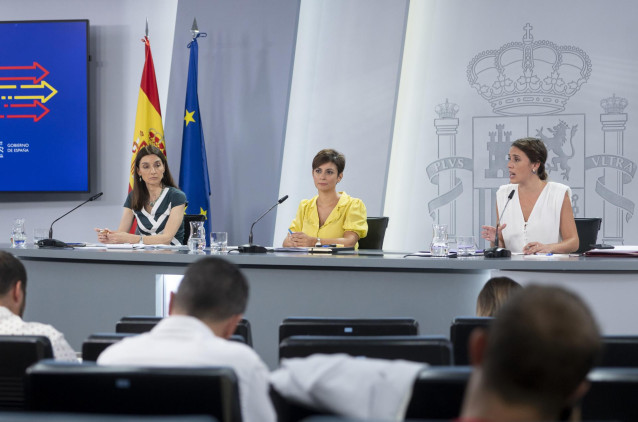 Archivo - (I-D) Las exminisrtas Pilar Llop e Irene Montero durante una rueda de prensa posterior a la reunión del Consejo de Ministros, en el Palacio de La Moncloa, a 30 de agosto de 2022, en Madrid  (España).