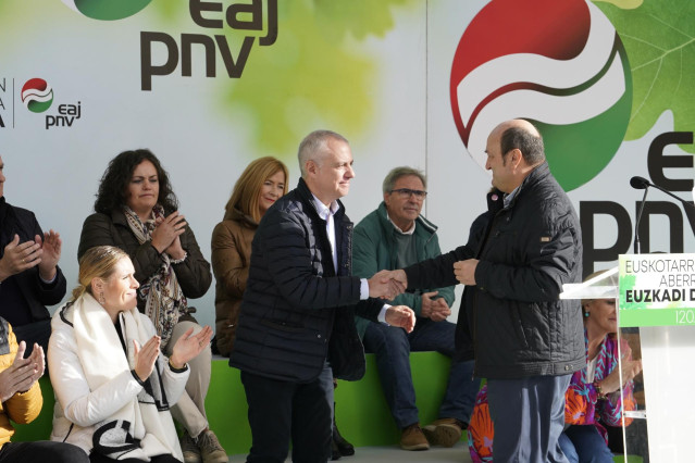 El Lehendakari, Iñigo Urkullu (i), y el presidente del EBB del PNV, Andoni Ortuzar (d), durante un acto político en el 120 aniversario del fallecimiento de Sabino Arana