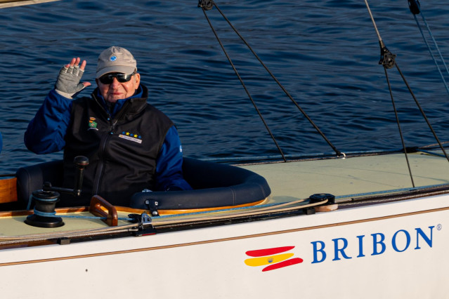 El Rey emérito Juan Carlos sale a navegar en el Bribón, a 25 de noviembre de 2023, en Sanxenxo, Pontevedra, Galicia (España).