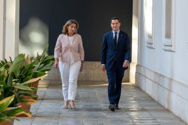 Archivo - La vicepresidenta tercera del Gobierno y ministra, Teresa Ribera, y el presidente de la Junta de Andalucía, Juanma Moreno, en el encuentro que mantuvieron el 3 de octubre en Sevilla.