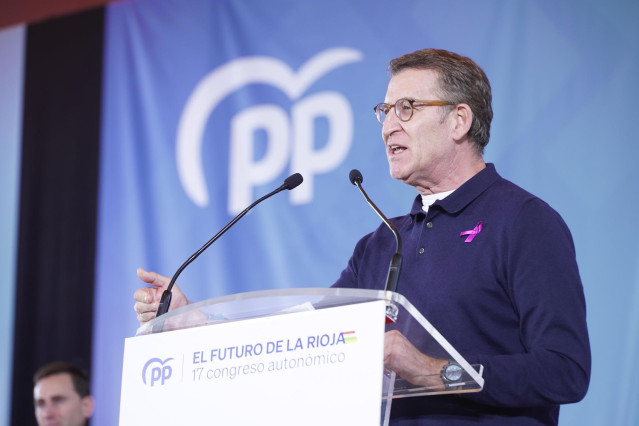 El presidente del Partido Popular, Alberto Núñez Feijóo, interviene durante el Congreso Autonómico del PP, en el Recinto Ferial, a 25 de noviembre de 2023, en Albelda de Iregua, La Rioja (España).