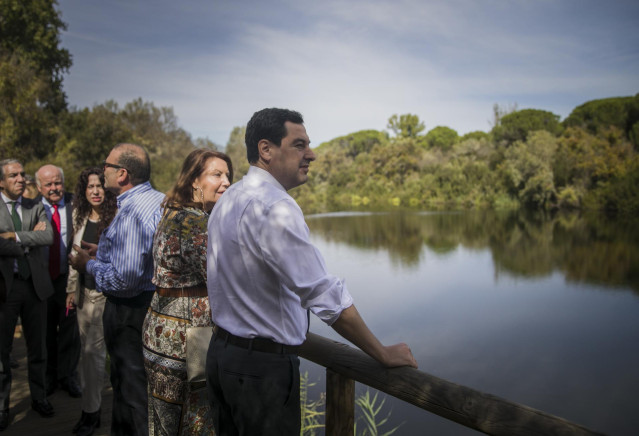 Archivo - El presidente de la Junta de Andalucía, Juanma Moreno (1d), tras la reunión de Consejo de Gobierno, pasea por el entorno del Palacio del Acebrón en una imagen de archivo en 2019