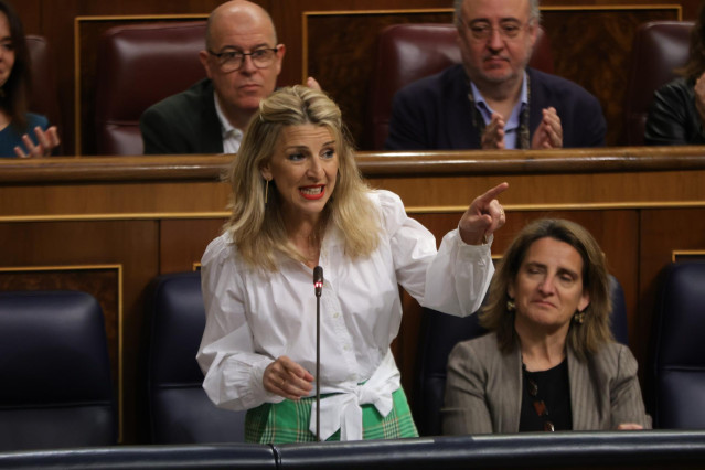 Archivo - La vicepresidenta segunda y ministra de Trabajo y Economía Social, Yolanda Díaz, interviene durante una sesión plenaria, en el Congreso de los Diputados, a 29 de marzo de 2023, en Madrid (España).