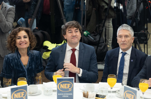 (I-D) La vicepresidenta cuarta y ministra de Hacienda y Función pública, Maria Jesús Montero; el secretario general del PSE-EE, Eneko Andueza y el ministro de Interior, Fernando Grande-Marlaska, a su llegada a un desayuno informativo de Nueva Economía Fór