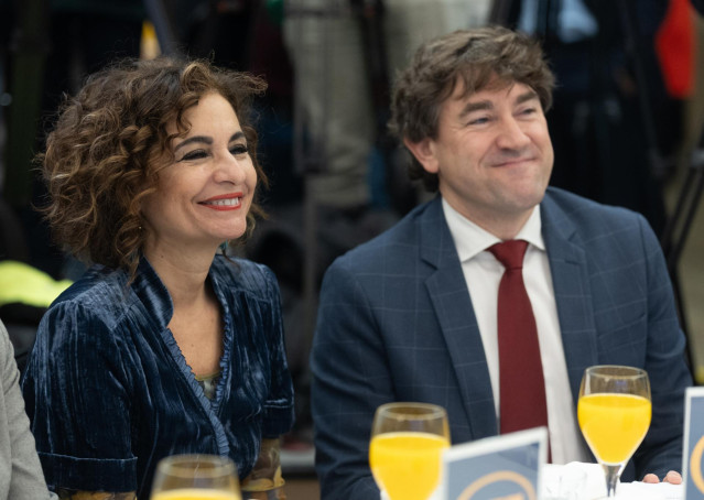 La vicepresidenta cuarta y ministra de Hacienda y Función pública, Maria Jesús Montero y el secretario general del PSE-EE, Eneko Andueza, durante a un desayuno informativo de Nueva Economía Fórum del secretario general del PSE-EE, Eneko Andueza, en el Hot