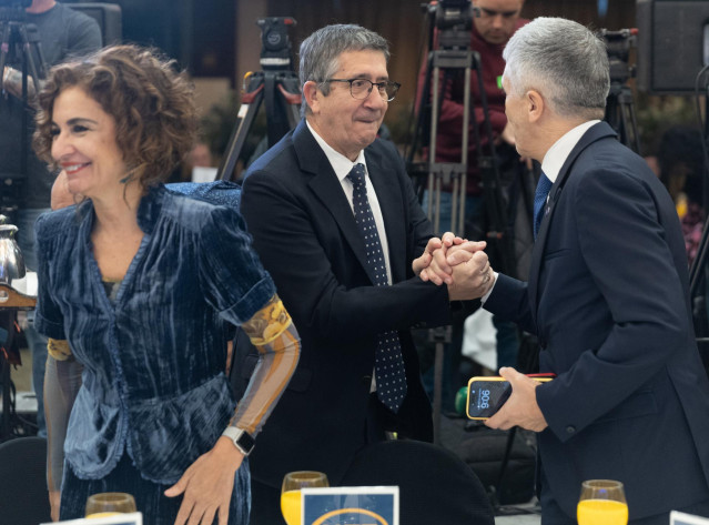 (I-D) La vicepresidenta cuarta y ministra de Hacienda y Función pública, Maria Jesús Montero; el portavoz del PSOE en el Congreso, Patxi López y el ministro de Interior, Fernando Grande-Marlaska, a su llegada a un desayuno informativo de Nueva Economía Fó