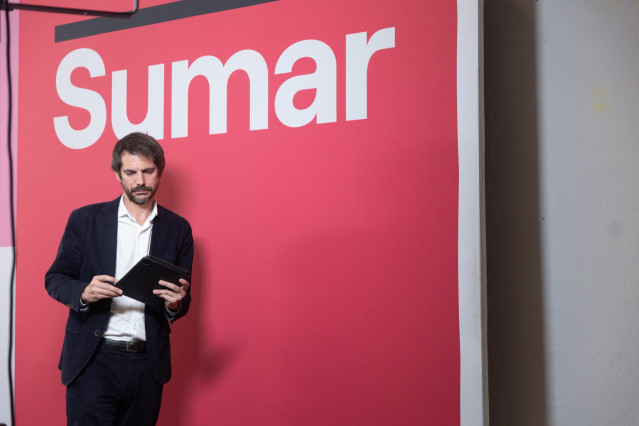 El ministro de Cultura y portavoz de Sumar, Ernest Urtasun, a su llegada a una rueda de prensa, en el Espacio Rastro, a 27 de noviembre de 2023, en Madrid (España).