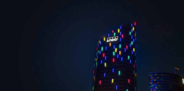 Archivo - La Torre de Cristal iluminada en Madrid.