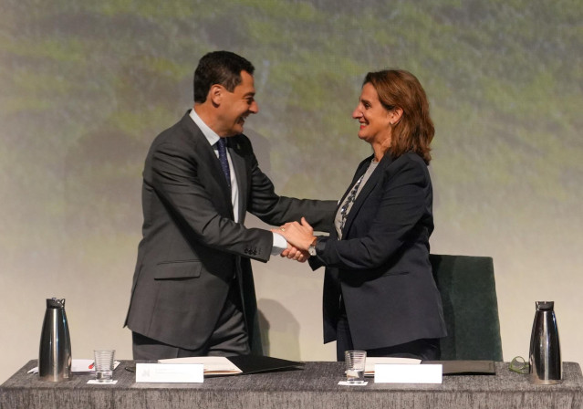 El presidente de la Junta de Andalucía, Juanma Moreno (i) y la ministra de Transición Ecológica y Reto Demográfico, Teresa Ribera (d), durante la firma del acuerdo del protocolo del Parque Nacional de Doñana. A 27 de noviembre de 2023, en Almonte, Huelva