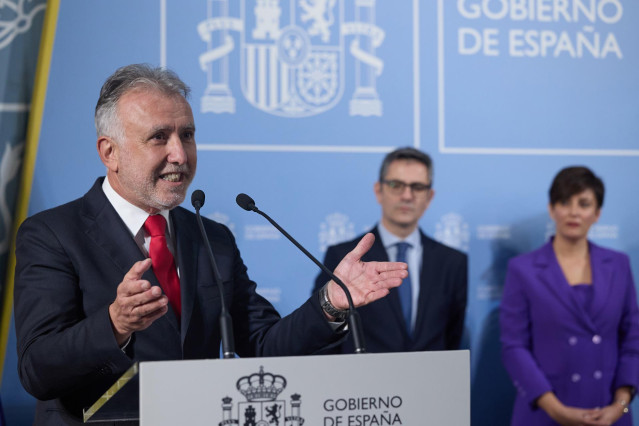 El nuevo ministro de Política Territorial y Memoria Democrática, Ángel Víctor Torres, interviene durante el acto de entrega de la cartera de Política Territorial, en la Delegación del Gobierno de Madrid, a 21 de noviembre de 2023, en Madrid (España). En l