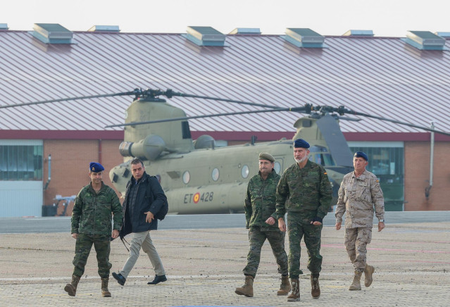 El Rey Felipe VI (2d) a su llegada a la Base 'Coronel Maté', a 27 de noviembre de 2023, en Colmenar Viejo, Madrid (España).