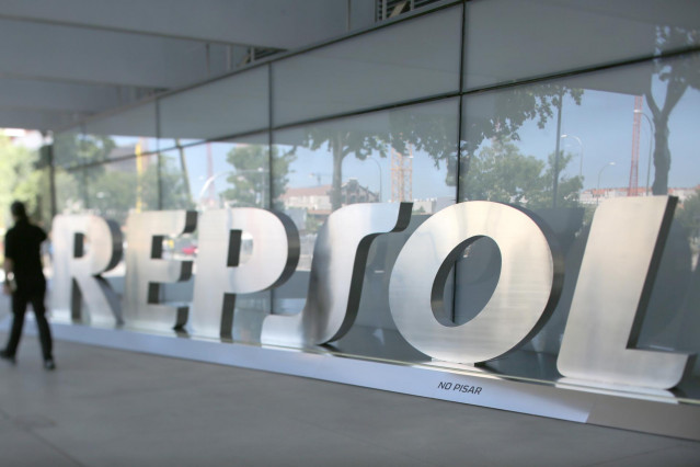 Archivo - La sede nacional de Repsol, a 8 de julio de 2021, en Madrid (España). La Audiencia Nacional ha imputado a Repsol y Caixabank por cargos de cohecho y revelación de secretos en el caso Villarejo. Representantes de Repsol y Caixabank han sido citad