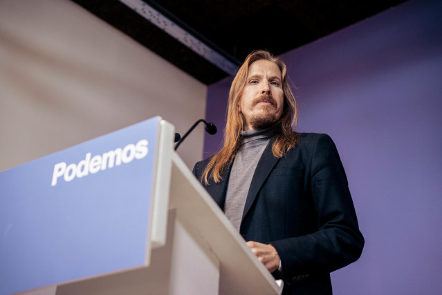 El portavoz de Podemos, Pablo Fernández, ofrece una rueda de prensa, en la sede de Podemos, a 27 de noviembre de 2023, en Madrid (España). Durante la rueda de prensa, se han abordado cuestiones de actualidad política.