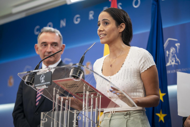 Archivo - El portavoz de Izquierda Unida en el Congreso y diputado de Sumar, Enrique Santiago, y la diputada de Sumar Tesh Sidi ofrecen una rueda de prensa en el Congreso de los Diputados, a 6 de octubre de 2023, en Madrid (España).