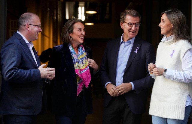 El líder del PP, Alberto Núñez Feijóo, junto a la secretaria general del PP, Cuca Gamarra, el futuro portavoz en el Congreso, Miguel Tellado,  la futura vicesecretaria de Organización, Carmen Fúnez.