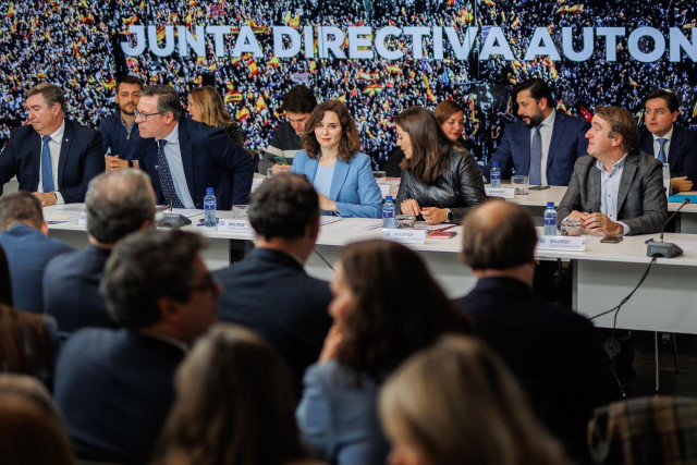 (I-D) El viceconsejero de Presidencia y Administración Local de la Comunidad de Madrid, José Antonio Sánchez, el secretario general del PP de Madrid, Alfonso Serrano, la presidenta de la Comunidad de Madrid y presidenta del PP de Madrid, Isabel Díaz Ayuso
