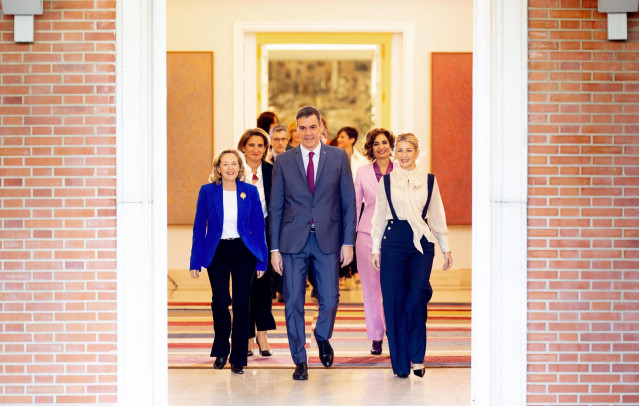 (I-D) En la primera fila, la vicepresidenta primera y ministra de Asuntos Económicos, Nadia Calviño; el presidente del Gobierno, Pedro Sánchez y la vicepresidenta segunda y ministra de Trabajo y Economía Social, Yolanda Díaz, y en la segunda fila, la vice
