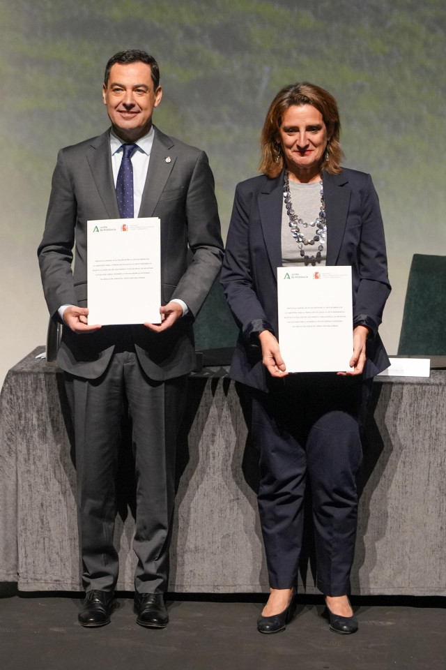 El presidente de la Junta de Andalucía, Juanma Moreno (i) y la ministra de Transición Ecológica y Reto Demográfico, Teresa Ribera (d), durante la firma del acuerdo del protocolo del Parque Nacional de Doñana.