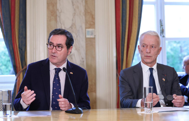 El presidente de la CEOE, Antonio Garamendi (i) y el presidente de MEDEF, Patrick Martin (d), durante la inauguración del IV Foro Económico Francia-España, en la Residencia del Embajador de Francia.