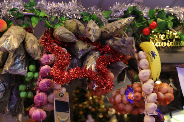 Archivo - Puesto de frutas y verduras en un puesto en el Mercado de San Isidro,