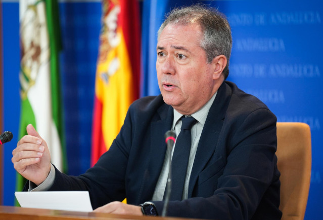 El diputado del grupo parlamentario socialista, y secretario general del PSOE-A, Juan Espadas, durante la ronda de ruedas de prensa de portavoces de los grupos parlamentarios en el Parlamento de Andalucía, a 28 de noviembre de 2023 en Sevilla (Andalucía,