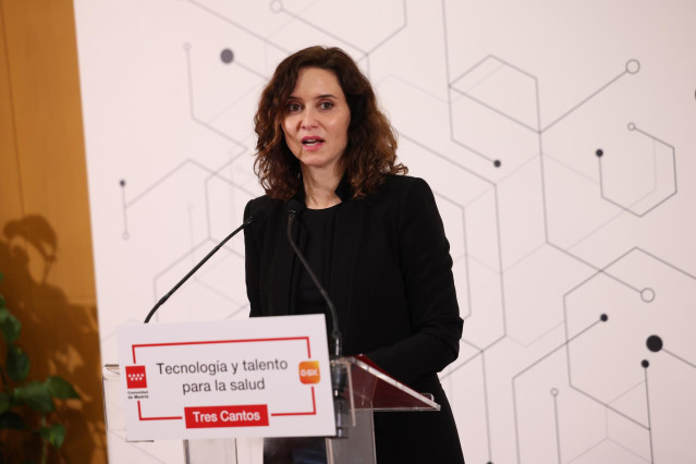 La presidenta de la Comunidad de Madrid, Isabel Díaz Ayuso, interviene durante su visita al Centro I+D en Salud Global de la empresa farmacéutica GSK, a 28 de noviembre de 2023, en Tres Cantos, Madrid (España).