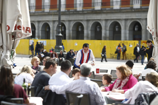 Archivo - Gente comiendo en una terraza de un restaurante