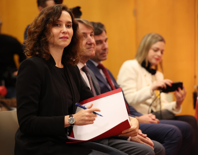La presidenta de la Comunidad de Madrid, Isabel Díaz Ayuso, durante su visita al Centro I+D en Salud Global de la empresa farmacéutica GSK, a 28 de noviembre de 2023, en Tres Cantos, Madrid (España).