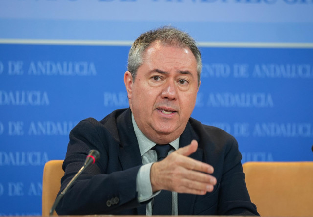 El diputado del grupo parlamentario socialista, y secretario general del PSOE-A, Juan Espadas, durante la ronda de ruedas de prensa de portavoces de los grupos parlamentarios en el Parlamento de Andalucía, a 28 de noviembre de 2023 en Sevilla (Andalucía,