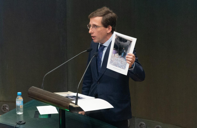 El alcalde de Madrid, José Luis Martínez-Almeida, interviene durante un pleno ordinario en el Ayuntamiento de Madrid, en el Palacio de Cibeles