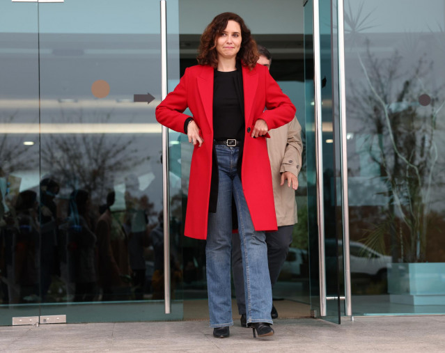 La presidenta de la Comunidad de Madrid, Isabel Díaz Ayuso, a su llegada al Centro I+D en Salud Global de la empresa farmacéutica GSK, a 28 de noviembre de 2023, en Tres Cantos