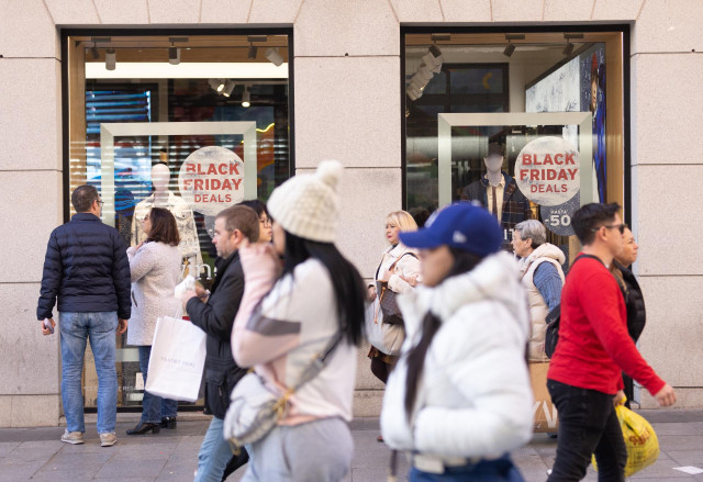 Un escaparate avisa de los descuentos durante Black Friday