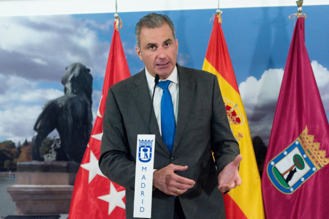 El portavoz de Vox en el Ayuntamiento de Madrid, Javier Ortega Smith, durante una rueda de prensa posterior a una sesión del Pleno