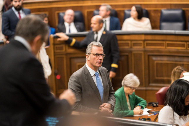 El portavoz de Vox en el Ayuntamiento de Madrid, Javier Ortega Smith, a su salida de la primera sesión del debate de investidura de Pedro Sánchez como presidente de Gobierno, en el Congreso de los Diputados.