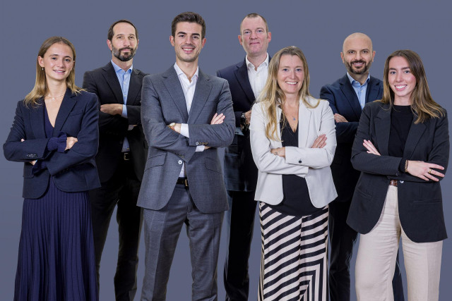 Santa Collins ('trainee' Carlos Zamora, (socio, director Residencial), Ernesto García (consultor senior), Humphrey White, (director general), Elaine Beachill (directora de Living), Ismael Alonso (director de inversiones)  y Mencía Esponera (consultor).