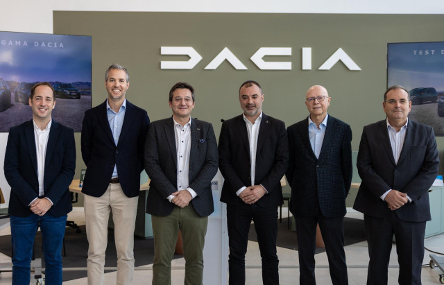 Xavier Cardona, Miquel Martí Pierre, Fernando Vara, Jordi Ballart, Miquel Martí Escursell y Antonio Sánchez en el acto de Dacia en Terrassa (Barcelona).