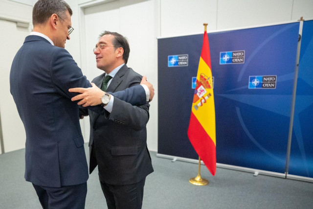 El ministro de Asuntos Exteriores, Unión Europea y Cooperación, José Manuel Albares, se reúne con su homólogo de Ucrania, Dimitro Kuleba, en los márgenes de la ministerial de la OTAN en Bruselas