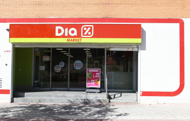 Archivo - Imagen de un la entrada de un supermercado Día Market en Madrid.